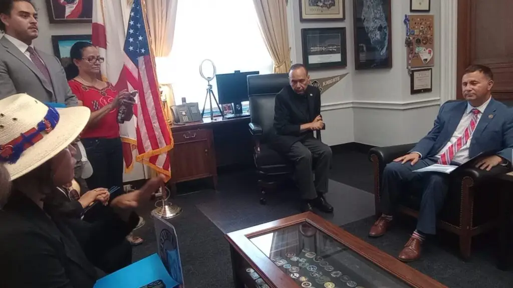 El congresista Darren Soto, demócrata por Florida, recibió a la delegación de Movimiento TPS Guatemalteco. Al centro está el excongresista Luis Gutiérrez, quien apoya la petición. (Fotografía Red Migrante Guatemalteca) – SoyMigrante.com REVISTA El congresista Darren Soto, demócrata por Florida, recibió a la delegación de Movimiento TPS Guatemalteco. Al centro está el excongresista Luis Gutiérrez, quien apoya la petición. (Fotografía Red Migrante Guatemalteca) – SoyMigrante.com REVISTA