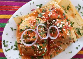 Tortiglioni con salsa de tomate, queso feta y cebolla, plato típico mexicano. – SoyMigrante.com REVISTA