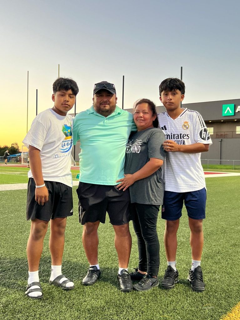 Los esposos Solís junto a sus dos hijos. Jared, el mayor está al lado de Sonia y Hamilton, a la par de su papá. Juntos son un equipo de motivación, altos objetivos y un gran sueño de futbol