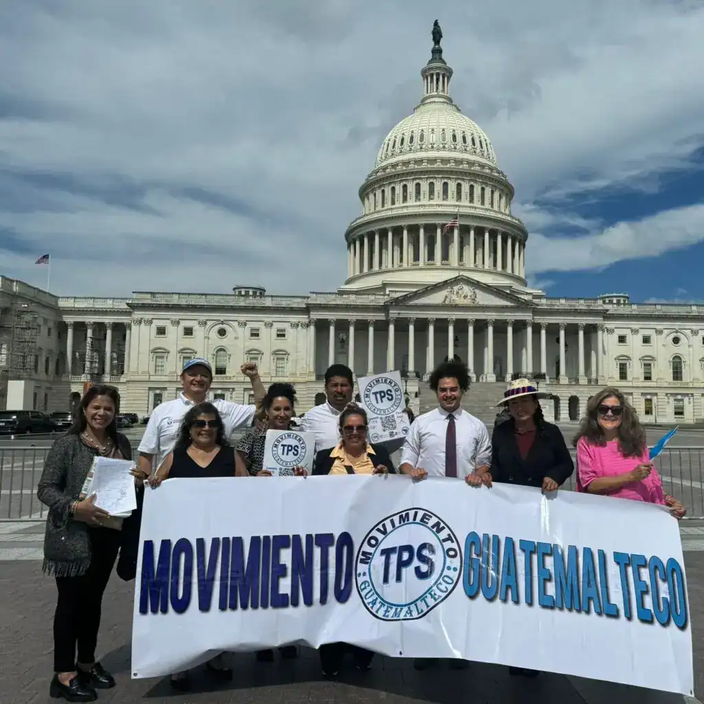 Acto de protesta en Washington D.C. por migrantes guatemaltecos, resaltando la lucha por derechos y justicia social, con fondo del Capitolio. – SoyMigrante.com REVISTA
