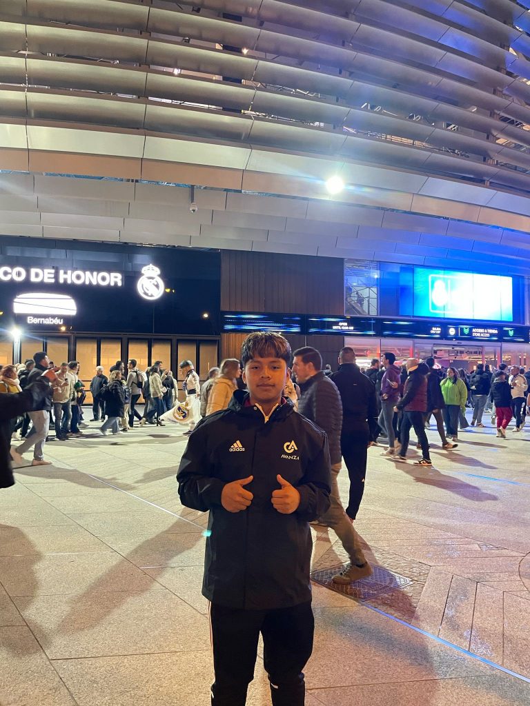 Hamilton Solís se encuentra en este abril 2025 en España, efectuando un campamento similar al de su hermano el año pasado. Su potencial futbolístico ha llevado a que sea becado por la academia Rush y este viaje es fruto de su esfuerzo y perseverancia.