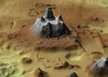 Mediante la tecnología Lidar, que prácticamente "escanea" el subsuelo, se pudo observar la dimensión real de La Danta, sepultada parcialmente bajo el suelo petenero al igual que cientos de estructuras. (Fotografía Lidar en informa del equpo de arqueólogos liderado por Richard Hansen) – SoyMigrante.com REVISTA Formación geológica con formaciones destacadas en un paisaje árido, resaltando la belleza natural y la importancia del medio ambiente en el contexto de la migración y la cultura.