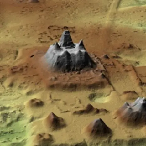 Mediante la tecnología Lidar, que prácticamente "escanea" el subsuelo, se pudo observar la dimensión real de La Danta, sepultada parcialmente bajo el suelo petenero al igual que cientos de estructuras. (Fotografía Lidar en informa del equpo de arqueólogos liderado por Richard Hansen) – SoyMigrante.com REVISTA