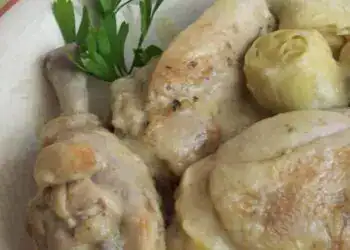 Campechana de pollo con verduras y raíz de yuca, plato típico de la gastronomía latinoamericana, ideal para compartir en familia, preparado con ingredientes frescos y sabrosos. – SoyMigrante.com REVISTA