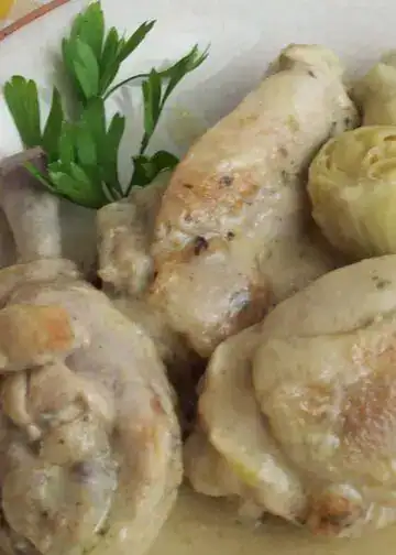 Campechana de pollo con verduras y raíz de yuca, plato típico de la gastronomía latinoamericana, ideal para compartir en familia, preparado con ingredientes frescos y sabrosos. – SoyMigrante.com REVISTA