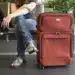 Viajera con maleta en aeropuerto, mujer con equipaje de mano y mochila, esperando en aeropuerto, viaje internacional, turismo, destino turístico, pasaporte, maleta roja, vacaciones, ocio, turismo de aventura, travel, transbordo, aeropuerto, condiciones de viaje, aventura, destino, temporada alta, viaje de negocios, viaje de placer, transporte, movilidad, horas de vuelo, aeropuerto internacional, experiencia de viaje, destino turístico, aventura, aventura y exploración, experiencia de viaje, formulación de viaje, movilidad, transporte, transporte internacional, gestión del alquiler de equipajes, protección de equipajes, logística de movilidad, experiencia de viaje, equipaje, maletas, aeropuerto, viajes, destino, turismo, aventura.