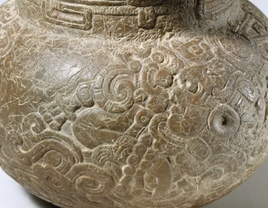 "Detalle de cerámica prehispánica con grabados mayas, posiblemente utilizada en rituales antiguos en Mesoamérica.". – SoyMigrante.com REVISTA