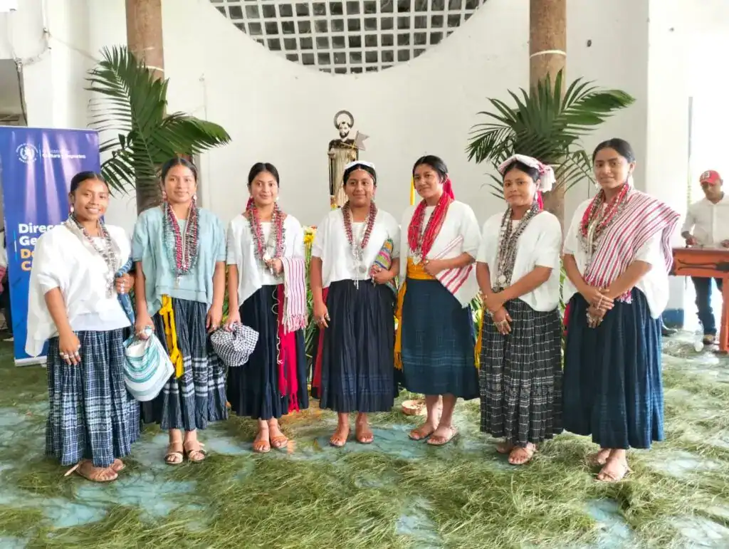 Vestimenta tradicional indígena mexicana para mujeres en evento cultural, destacando la riqueza de la cultura y tradiciones de México, promoviendo integración y orgullo cultural en la comunidad.