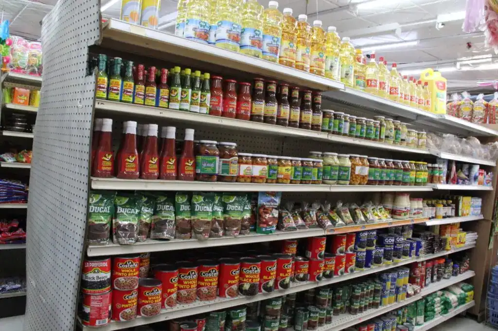 Condimentos y salsas en anaquel de supermercado en México, productos tradicionales y típicos en la gastronomía mexicana. – SoyMigrante.com REVISTA