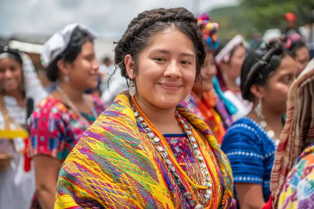 Artesanas indígenas mexicanas con ropa tradicional colorida, en celebración cultural. – SoyMigrante.com REVISTA