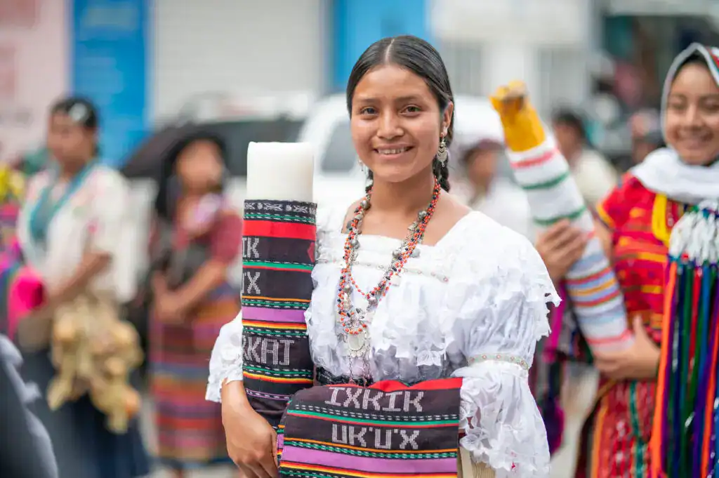 Mujer indígena de la comunidad Ik Xux en vestimenta tradicional, participando en una celebración cultural en México, promoviendo la identidad y cultura indígena en el Día Internacional de los Pueblos Indígenas. – SoyMigrante.com REVISTA