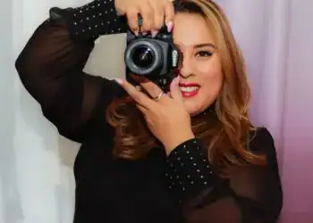 Estrella Recinos hija de migrantes guatemaltecos es reconocida – SoyMigrante.com REVISTA Fotógrafa sonriendo con cámara profesional en mano para la revista SoyMigrante.com REVISTA, que promueve historias de migrantes, cultura y derechos en México y el mundo. – SoyMigrante.com REVISTA