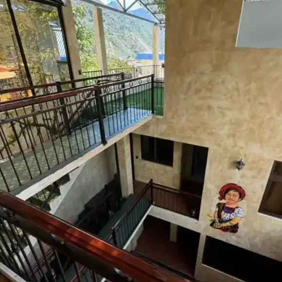 Puente peatonal en un edificio moderno con vistas a la naturaleza, ideado para facilitar el acceso y la movilidad en espacios residenciales y culturales. – SoyMigrante.com REVISTA