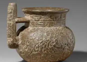 Antiguo recipiente de cerámica olmeca con grabados y símbolos ancestrales, muestra arte prehispánico y cultura indígena mexicana. – SoyMigrante.com REVISTA