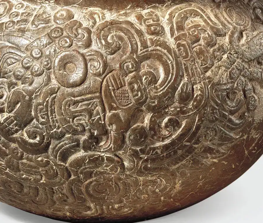 Ancient Mesoamerican carved artifact showcasing intricate patterns and symbols, representative of indigenous craftsmanship and cultural heritage from Latin America. – SoyMigrante.com REVISTA