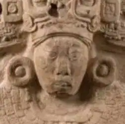 Arte prehispánico en piedra con detalladas esculturas de rostro humano y motivos geometricos, representando la riqueza cultural de las civilizaciones antiguas en Mesoamérica. – SoyMigrante.com REVISTA