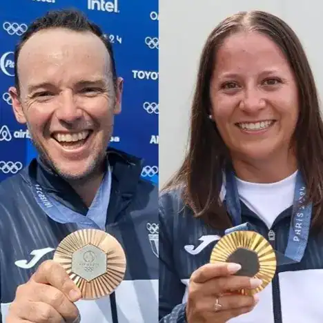 Medallistas olímpicos con medallas de oro en Río 2016, en un evento deportivo internacional de alto nivel.