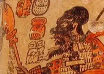 Guerrero tolteca con escudo y arma, arte prehispánico mexicano, historia y cultura indígena, decoración mural antigua, hallazgo arqueológico en México, patrimonio cultural.