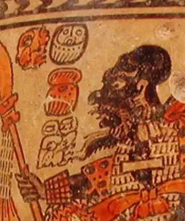 Guerrero tolteca con escudo y arma, arte prehispánico mexicano, historia y cultura indígena, decoración mural antigua, hallazgo arqueológico en México, patrimonio cultural. – SoyMigrante.com REVISTA
