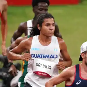 Atleta guatemalteca compitiendo en carrera de fondo en los Juegos Olímpicos Tokio 2020. Deportes, atletismo y representación de Guatemala en competencia internacional.