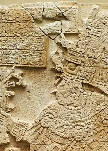 Realizaciones arqueológicas de la civilización maya en piedra, destacando detalles complejos y jeroglíficos antiguos que reflejan su cultura y conocimientos astronómicos. – SoyMigrante.com REVISTA