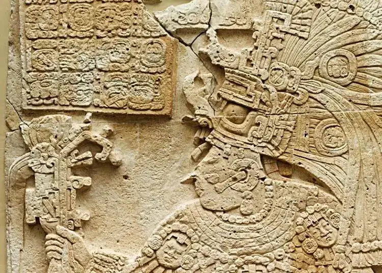 Realizaciones arqueológicas de la civilización maya en piedra, destacando detalles complejos y jeroglíficos antiguos que reflejan su cultura y conocimientos astronómicos.