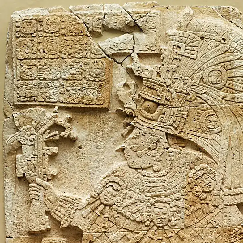 Realizaciones arqueológicas de la civilización maya en piedra, destacando detalles complejos y jeroglíficos antiguos que reflejan su cultura y conocimientos astronómicos. – SoyMigrante.com REVISTA