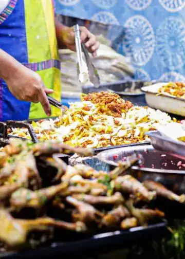 Sabores de la gastronomía mexicana en una feria callejera, con diversos platillos tradicionales y colores vibrantes.