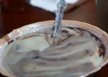 Arroz con leche en un plato, con leche y algunos ingredientes mezclados, en una mesa de comida tradicional mexicana. – SoyMigrante.com REVISTA