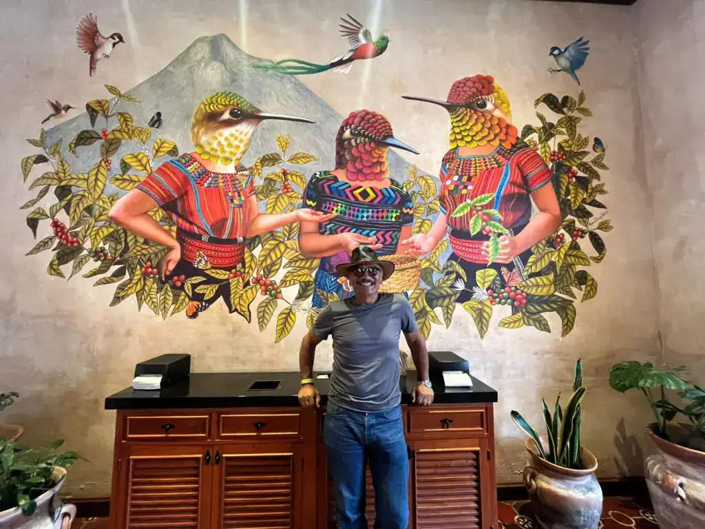 Colorida obra de arte mural que celebra la cultura indígena y la diversidad en un espacio cultural en México. – SoyMigrante.com REVISTA