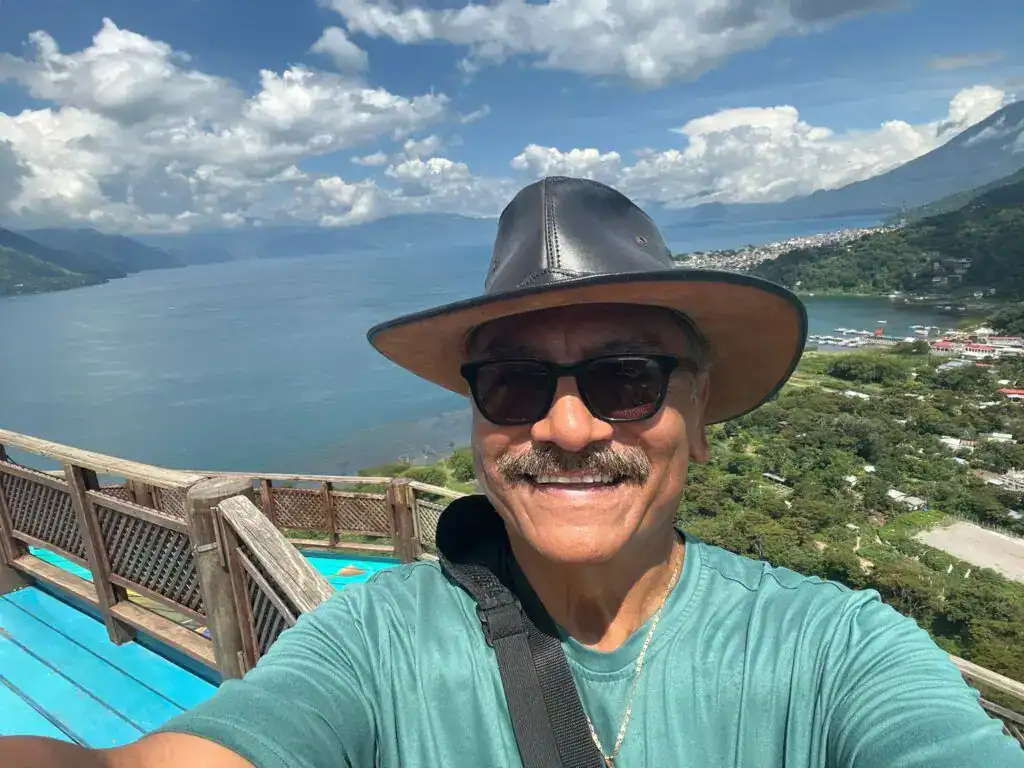 Paisaje de lago con montañas y cielo con nubes, vista panorámica para revista SoyMigrante.com REVISTA, mostrando turismo, naturaleza y aventura. – SoyMigrante.com REVISTA