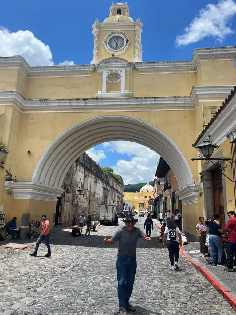 Puente histórico y arquitectura colonial en Antigua Guatemala, destino turístico y cultural destacado para migrantes y viajeros interesados en historia, cultura y patrimonio en América Central. – SoyMigrante.com REVISTA