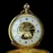 Reloj de bolsillo dorado con mecanismo visible, simbolizando el paso del tiempo y la historia de migrantes en la República Mexicana y Estados Unidos.
