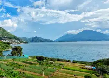 Paisaje del Lago de Atitlán, volcanes y zonas agrícolas en Guatemala, turismo y paisaje natural en Centroamérica.