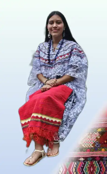 Indumentaria ceremonial de la mujer akateka. Fotografía FB. Comunidad Akateka de la Academia de Lenguas Mayas de Guatemala. – SoyMigrante.com REVISTA