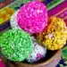 Puros de palomitas de maíz cubiertas con chocolate de colores, tradición mexicana en festivales y celebraciones, decorativos y deliciosos, ideales como snacks y souvenirs culturales.