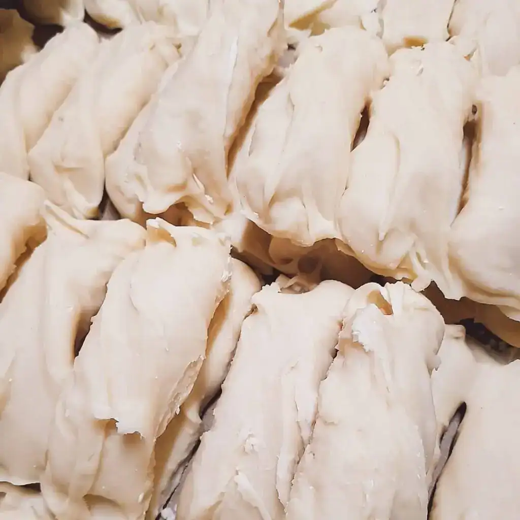 Carne de pollo cruda, corte en piezas para cocinar, ingrediente básico en la cocina tradicional mexicana. – SoyMigrante.com REVISTA