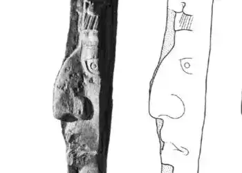 Rostro de piedra y dibujo esquemático, representación artística en la revista SoyMigrante.com sobre cultura y patrimonio.