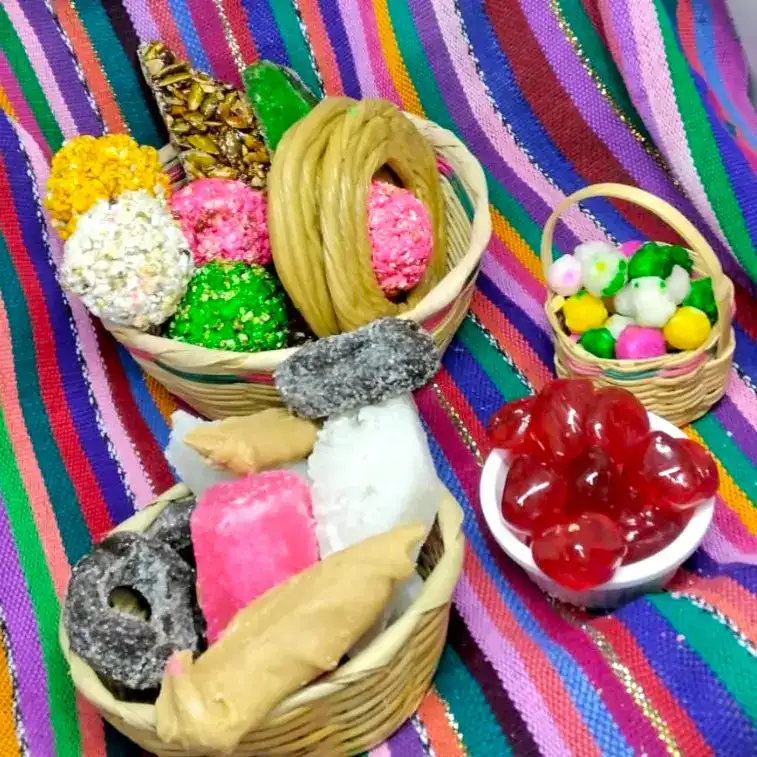 Chuches mexicanas tradicionales en cestas de colores con fondo de tela colorida, ideal para celebrar festividades o compartir dulces típicos en eventos culturales y familiares. – SoyMigrante.com REVISTA