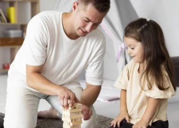 Al hacer actividades ellos aprenden pero tú también conoces más sobre tus hijos. Foto: Freepik