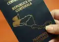Guatemala pasaporte ordinario, documento de viaje de Centroamérica, con mapa dorado del país y texto en relieve en portada. Ideal para inmigrantes y viajeros en la región. – SoyMigrante.com REVISTA