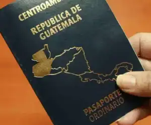 Guatemala pasaporte ordinario, documento de viaje de Centroamérica, con mapa dorado del país y texto en relieve en portada. Ideal para inmigrantes y viajeros en la región. – SoyMigrante.com REVISTA