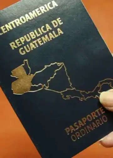 Guatemala pasaporte ordinario, documento de viaje de Centroamérica, con mapa dorado del país y texto en relieve en portada. Ideal para inmigrantes y viajeros en la región. – SoyMigrante.com REVISTA