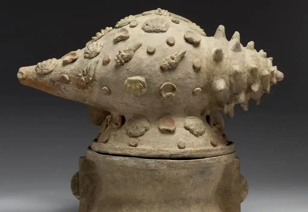 Tótem prehispánico de conchas y piedra en exhibición en el Museo de Historia Natural. Arte ancestral que refleja la cultura marítima y rituals de las civilizaciones antiguas en México. – SoyMigrante.com REVISTA