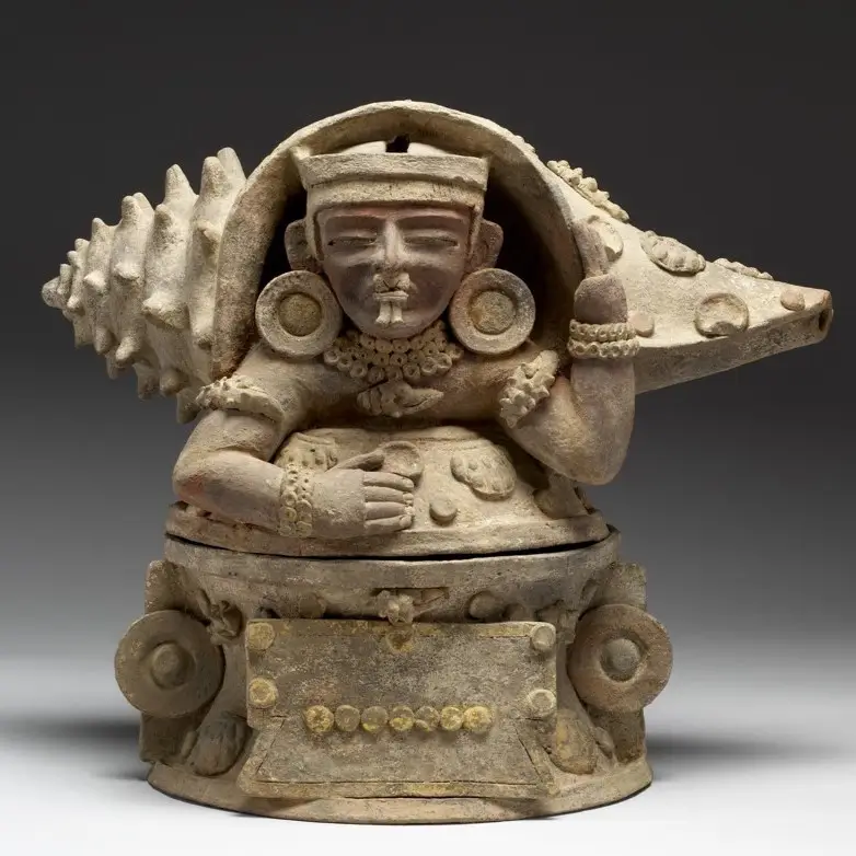 Incensario de la región Costa Sur, con una alegoría de un ancestro o posiblemente una deidad, saliendo de una concha marina que representa una puerta al inframundo. (Fotografía https://art.thewalters.org/, reproducida bajo licencia Creative Commons – SoyMigrante.com REVISTA Incensario de la región Costa Sur, con una alegoría de un ancestro o posiblemente una deidad, saliendo de una concha marina que representa una puerta al inframundo. (Fotografía https://art.thewalters.org/, reproducida bajo licencia Creative Commons – SoyMigrante.com REVISTA