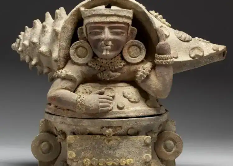 Ancestro prehispánico en cerámica con detalles de estilo indígena mexicana.