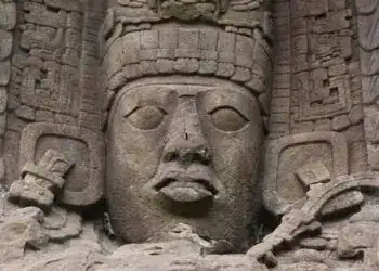 Arte maya en piedra, escultura monumental ancestral, relieves arqueológicos de la cultura precolombina en México.