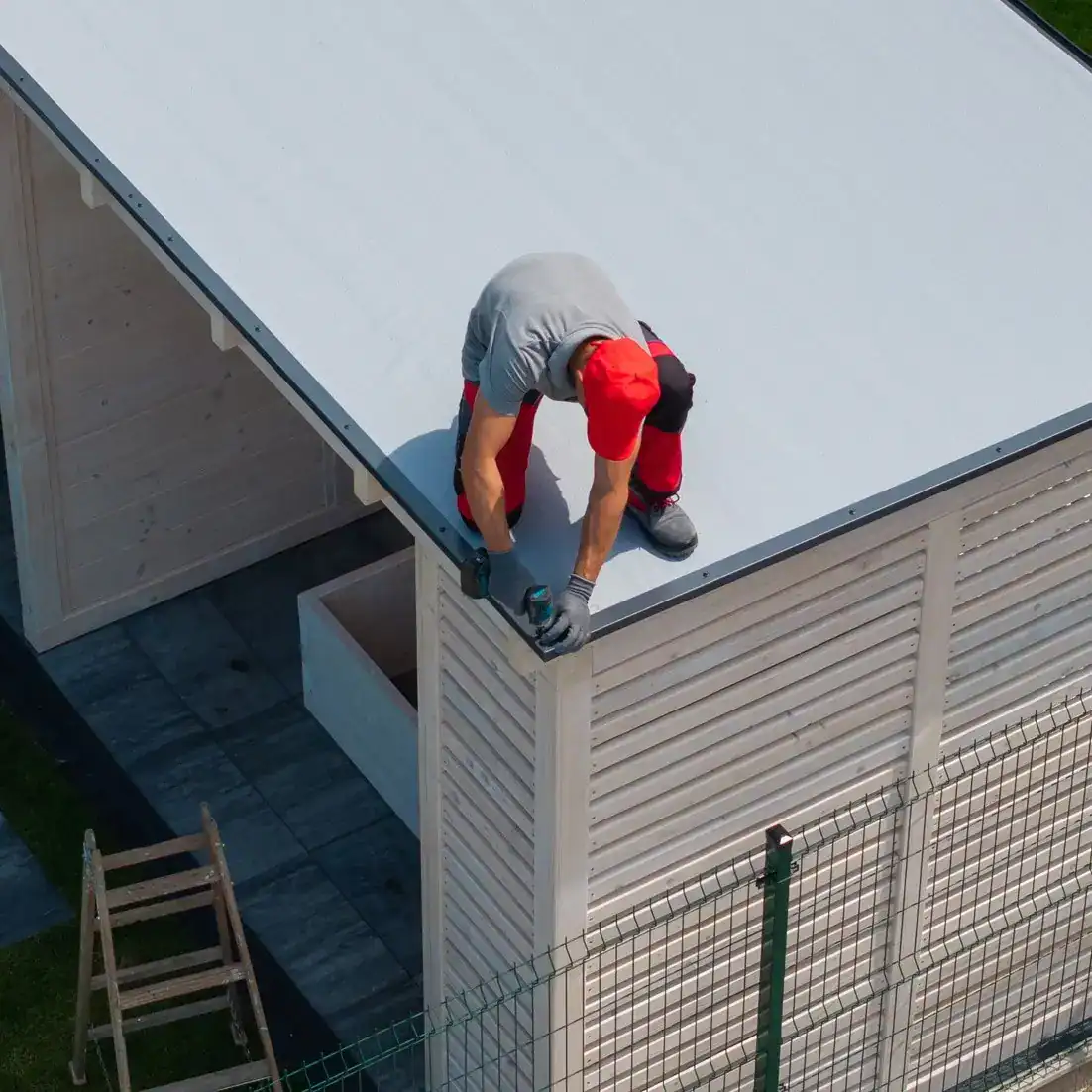 Soldador trabajando en la instalación del techo de una casa de madera, en construcción moderna, concepto de construcción, carpintería y trabajo manual.