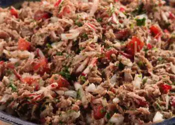 Sopa de pescado tradicional mexicana con ingredientes frescos y sabor auténtico, ideal para disfrutar en familia.