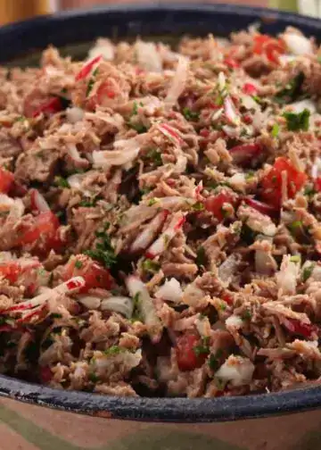 Sopa de pescado tradicional mexicana con ingredientes frescos y sabor auténtico, ideal para disfrutar en familia.